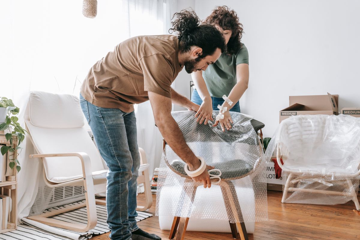 Equipo retirando muebles de un piso